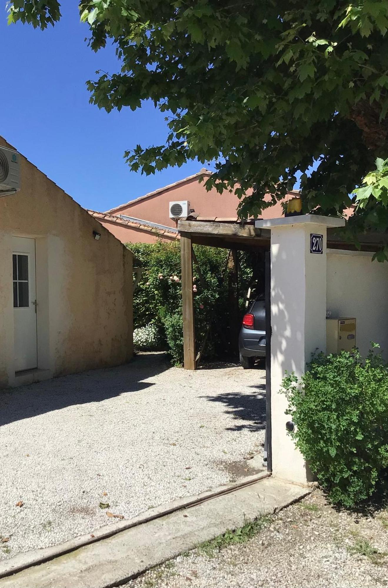 Une Chambre En Ville LʼIsle-sur-la-Sorgue Exterior foto