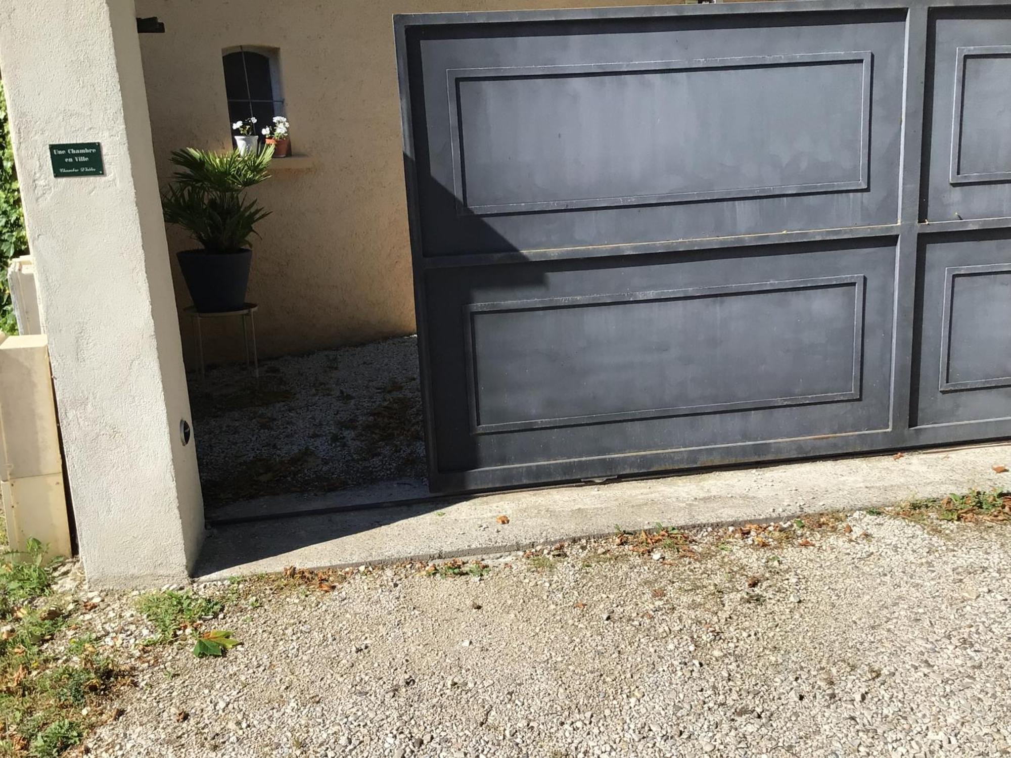 Une Chambre En Ville LʼIsle-sur-la-Sorgue Exterior foto